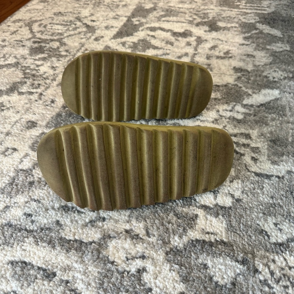 Yeezy Slides - Picture 4 of 7